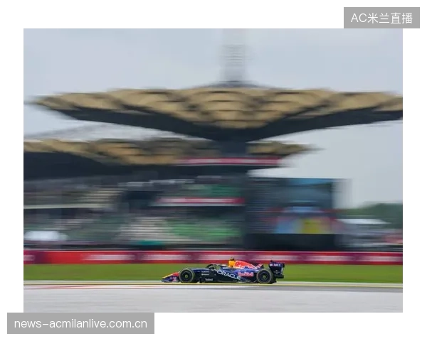 F1巴林站：赛事突发变化！维斯塔潘夺杆位，汉密尔顿第二，林德布拉德罚退30位末排发车——赛事的瞬间变革与激情演绎